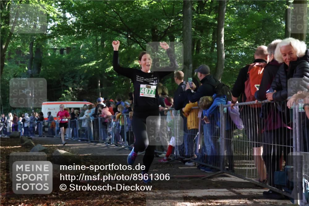 28.09.2025 - 33. Volkslauf durch das schöne Alstertal Strokosch-Dieckow http://msf.ph/oto/8961306 28.09.2025 10:53:39 Ziel 4039, 4077, 4923 meine-sportfotos.de