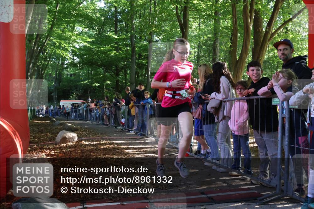 28.09.2025 - 33. Volkslauf durch das schöne Alstertal Strokosch-Dieckow http://msf.ph/oto/8961332 28.09.2025 10:53:43 Ziel 4039, 4115, 4923 meine-sportfotos.de