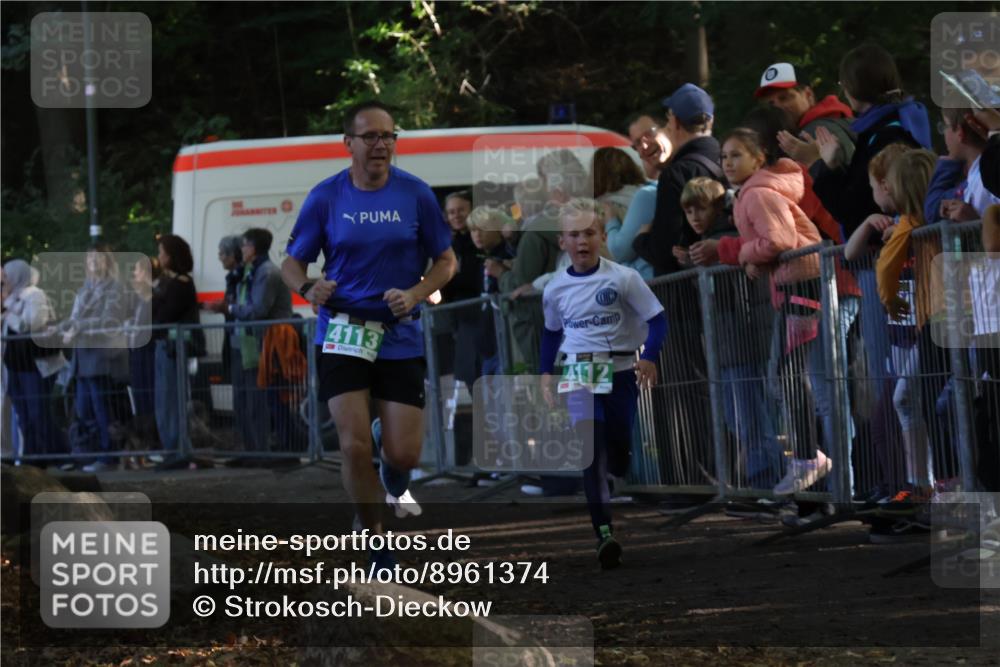 28.09.2025 - 33. Volkslauf durch das schöne Alstertal Strokosch-Dieckow http://msf.ph/oto/8961374 28.09.2025 10:54:12 Ziel 4112, 4113, 4177, 4916 meine-sportfotos.de