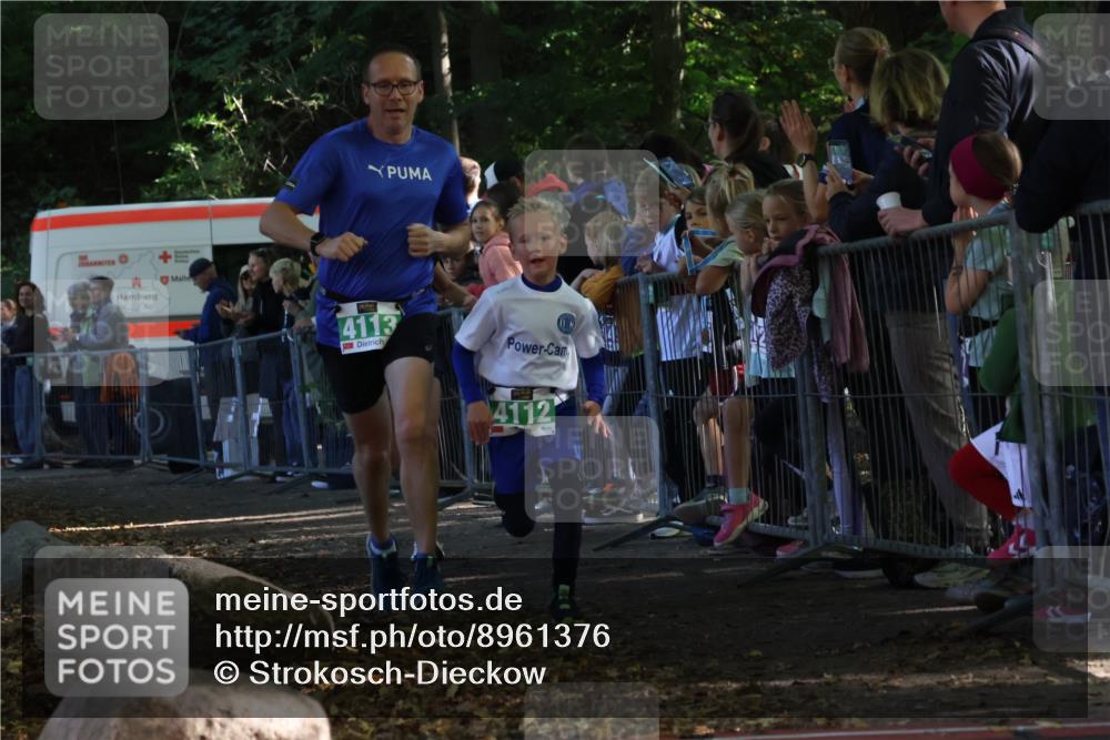 28.09.2025 - 33. Volkslauf durch das schöne Alstertal Strokosch-Dieckow http://msf.ph/oto/8961376 28.09.2025 10:54:13 Ziel 4112, 4113, 4177, 4916 meine-sportfotos.de