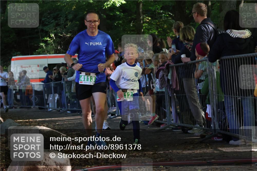28.09.2025 - 33. Volkslauf durch das schöne Alstertal Strokosch-Dieckow http://msf.ph/oto/8961378 28.09.2025 10:54:14 Ziel 4112, 4113, 4177, 4916 meine-sportfotos.de
