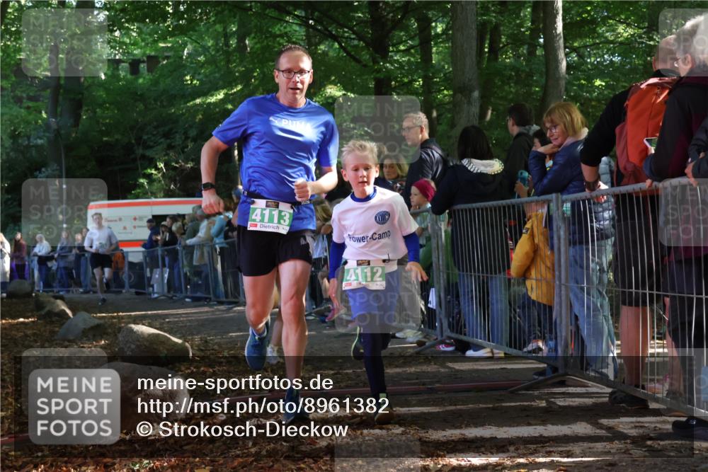 28.09.2025 - 33. Volkslauf durch das schöne Alstertal Strokosch-Dieckow http://msf.ph/oto/8961382 28.09.2025 10:54:15 Ziel 4112, 4113, 4177, 4916 meine-sportfotos.de