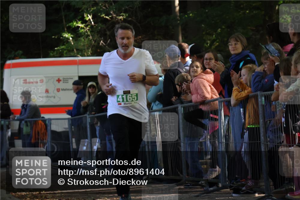 28.09.2025 - 33. Volkslauf durch das schöne Alstertal Strokosch-Dieckow http://msf.ph/oto/8961404 28.09.2025 10:54:35 Ziel 4165 meine-sportfotos.de