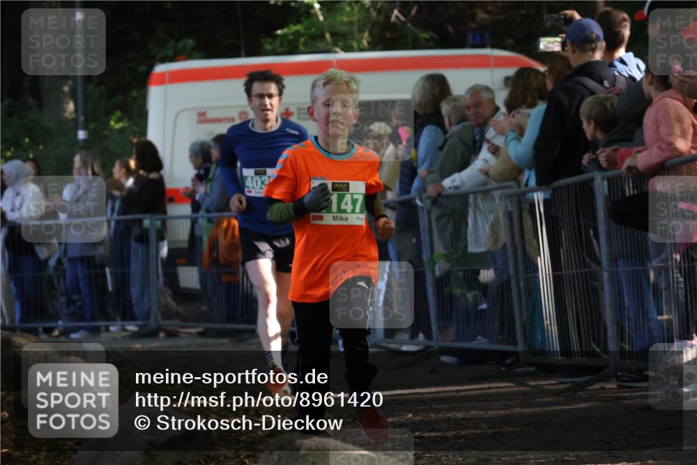 28.09.2025 - 33. Volkslauf durch das schöne Alstertal Strokosch-Dieckow http://msf.ph/oto/8961420 28.09.2025 10:54:47 Ziel 4034, 4038, 4147 meine-sportfotos.de