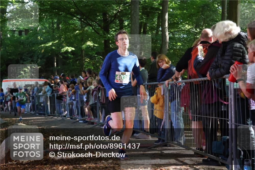 28.09.2025 - 33. Volkslauf durch das schöne Alstertal Strokosch-Dieckow http://msf.ph/oto/8961437 28.09.2025 10:54:51 Ziel 4034, 4035, 4038, 4155, 4157 meine-sportfotos.de