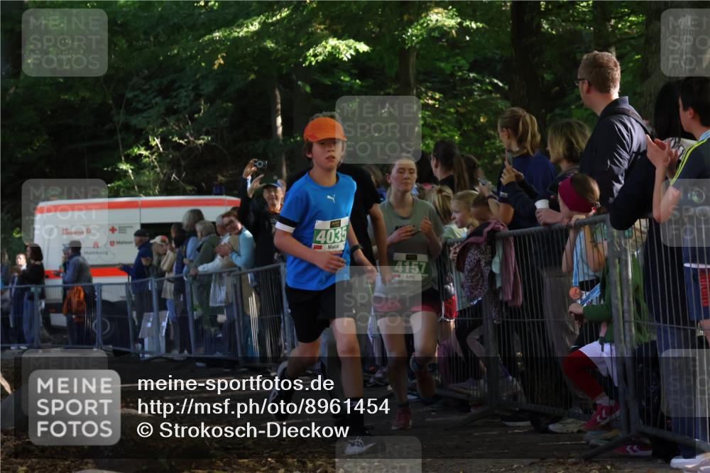 28.09.2025 - 33. Volkslauf durch das schöne Alstertal Strokosch-Dieckow http://msf.ph/oto/8961454 28.09.2025 10:54:55 Ziel 4034, 4035, 4047, 4155, 4157, 4188 meine-sportfotos.de
