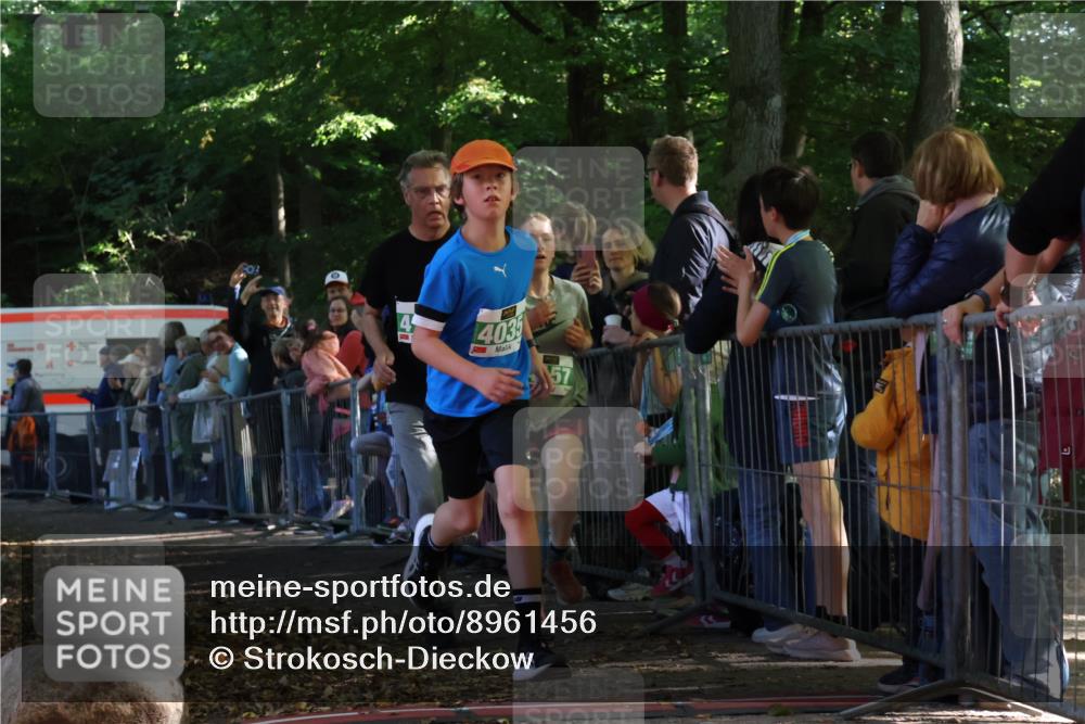 28.09.2025 - 33. Volkslauf durch das schöne Alstertal Strokosch-Dieckow http://msf.ph/oto/8961456 28.09.2025 10:54:56 Ziel 4035, 4047, 4155, 4157, 4188 meine-sportfotos.de