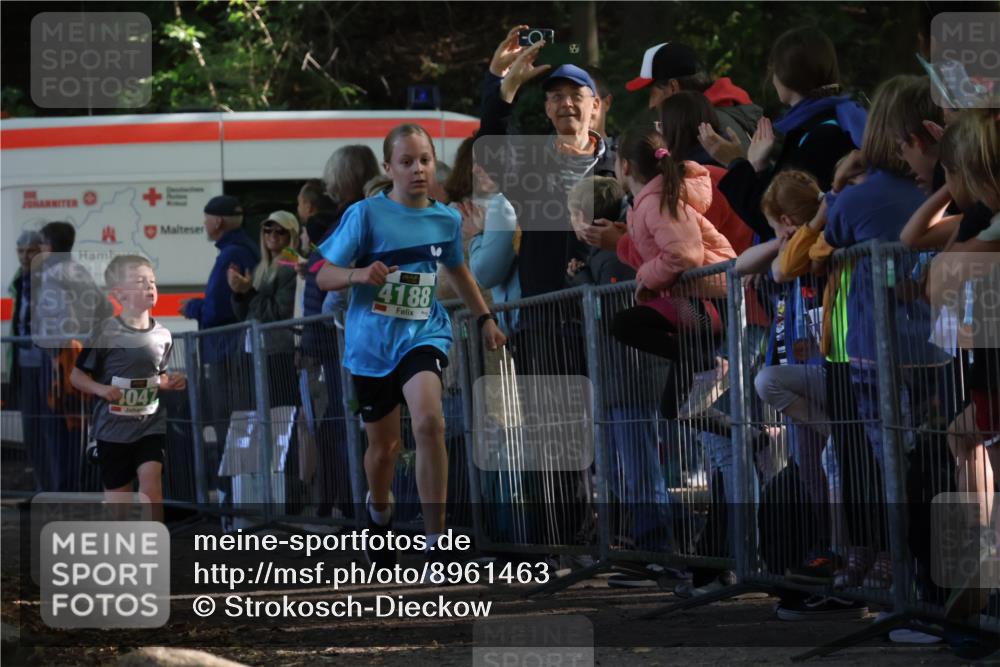 28.09.2025 - 33. Volkslauf durch das schöne Alstertal Strokosch-Dieckow http://msf.ph/oto/8961463 28.09.2025 10:54:59 Ziel 4047, 4155, 4188 meine-sportfotos.de