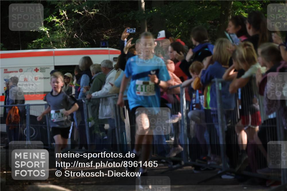 28.09.2025 - 33. Volkslauf durch das schöne Alstertal Strokosch-Dieckow http://msf.ph/oto/8961465 28.09.2025 10:55:00 Ziel 4040, 4047, 4188 meine-sportfotos.de