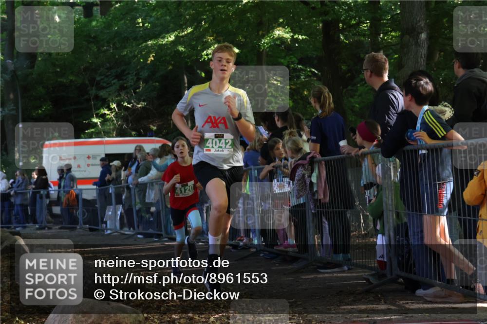 28.09.2025 - 33. Volkslauf durch das schöne Alstertal Strokosch-Dieckow http://msf.ph/oto/8961553 28.09.2025 10:55:26 Ziel 4042, 4120 meine-sportfotos.de