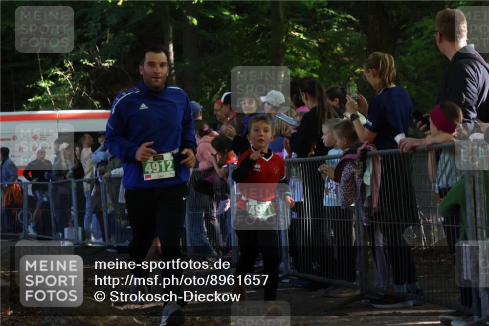 28.09.2025 - 33. Volkslauf durch das schöne Alstertal Strokosch-Dieckow http://msf.ph/oto/8961657 28.09.2025 10:56:06 Ziel 4079, 4911, 4912 meine-sportfotos.de