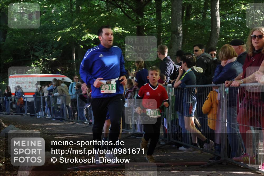 28.09.2025 - 33. Volkslauf durch das schöne Alstertal Strokosch-Dieckow http://msf.ph/oto/8961671 28.09.2025 10:56:08 Ziel 4079, 4911, 4912 meine-sportfotos.de