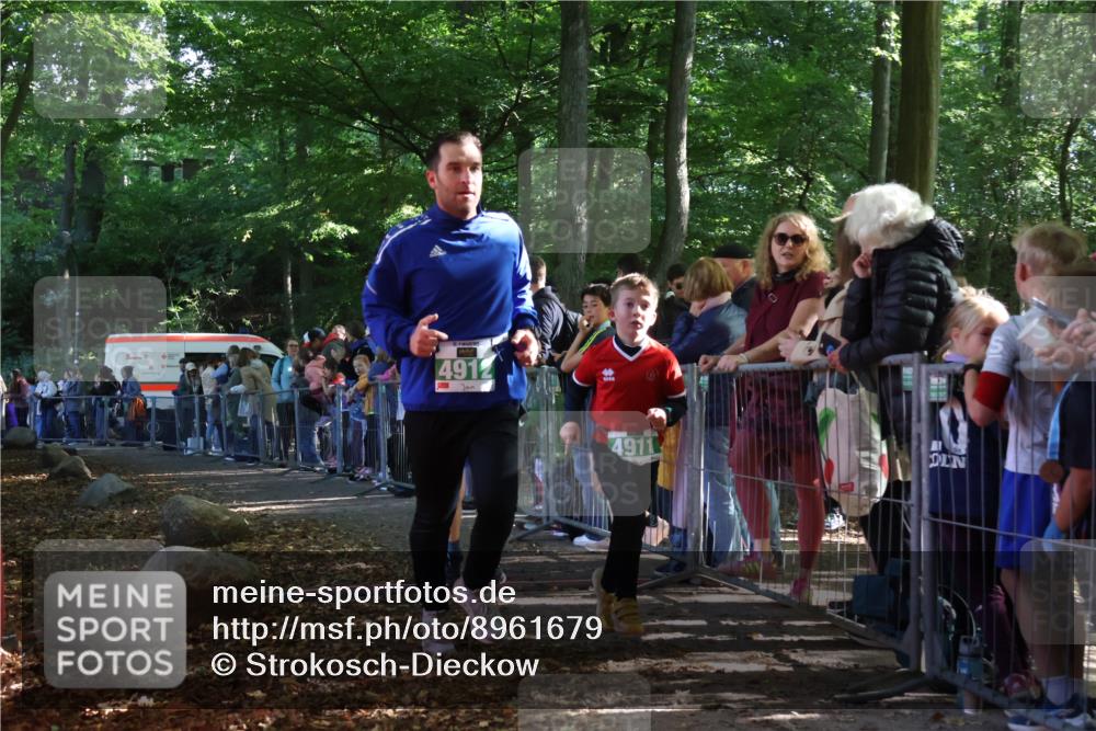 28.09.2025 - 33. Volkslauf durch das schöne Alstertal Strokosch-Dieckow http://msf.ph/oto/8961679 28.09.2025 10:56:08 Ziel 4079, 4911, 4912 meine-sportfotos.de