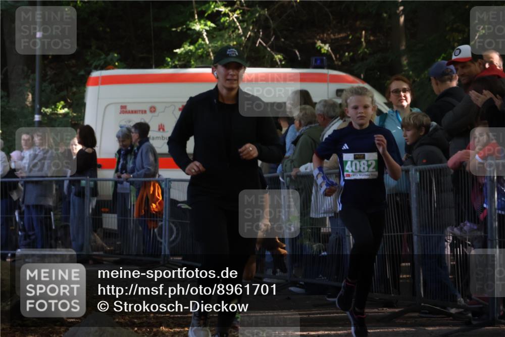 28.09.2025 - 33. Volkslauf durch das schöne Alstertal Strokosch-Dieckow http://msf.ph/oto/8961701 28.09.2025 10:56:20 Ziel 4082, 4133, 4134 meine-sportfotos.de