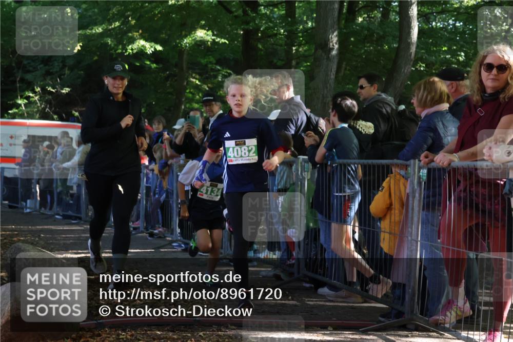 28.09.2025 - 33. Volkslauf durch das schöne Alstertal Strokosch-Dieckow http://msf.ph/oto/8961720 28.09.2025 10:56:22 Ziel 4082, 4133, 4134 meine-sportfotos.de