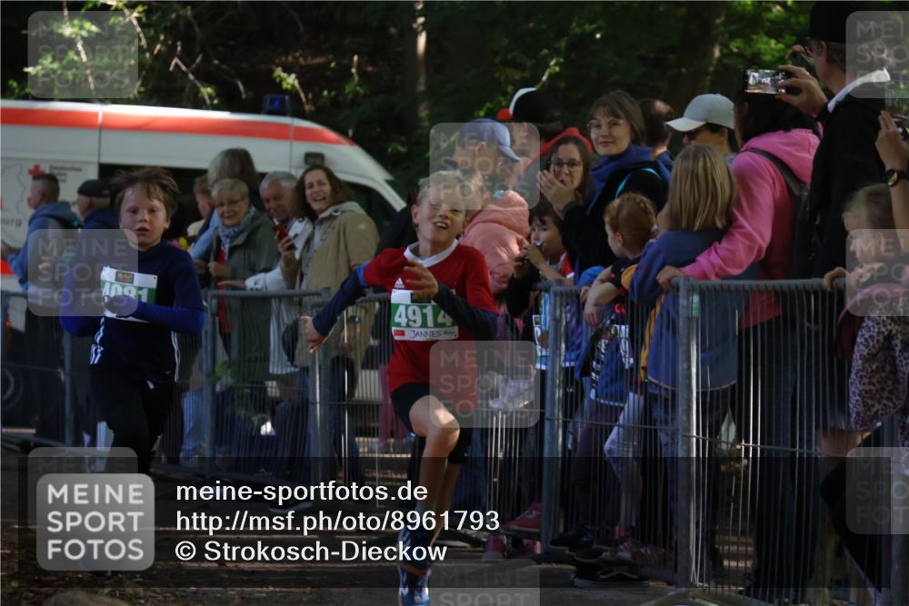 28.09.2025 - 33. Volkslauf durch das schöne Alstertal Strokosch-Dieckow http://msf.ph/oto/8961793 28.09.2025 10:56:40 Ziel 4065, 4069, 4081, 4914 meine-sportfotos.de