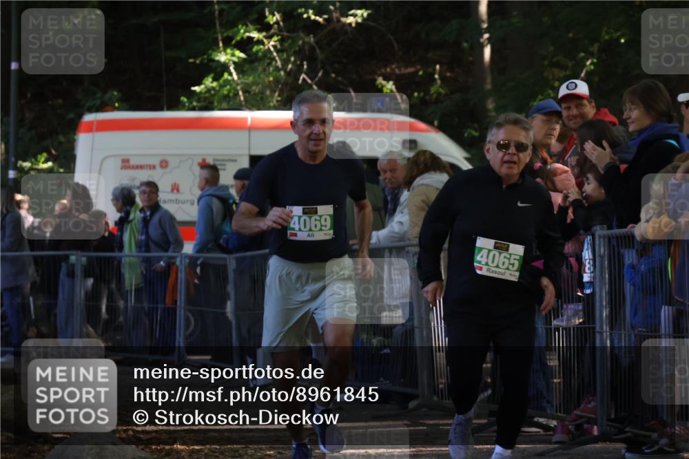 28.09.2025 - 33. Volkslauf durch das schöne Alstertal Strokosch-Dieckow http://msf.ph/oto/8961845 28.09.2025 10:56:46 Ziel 4065, 4069 meine-sportfotos.de