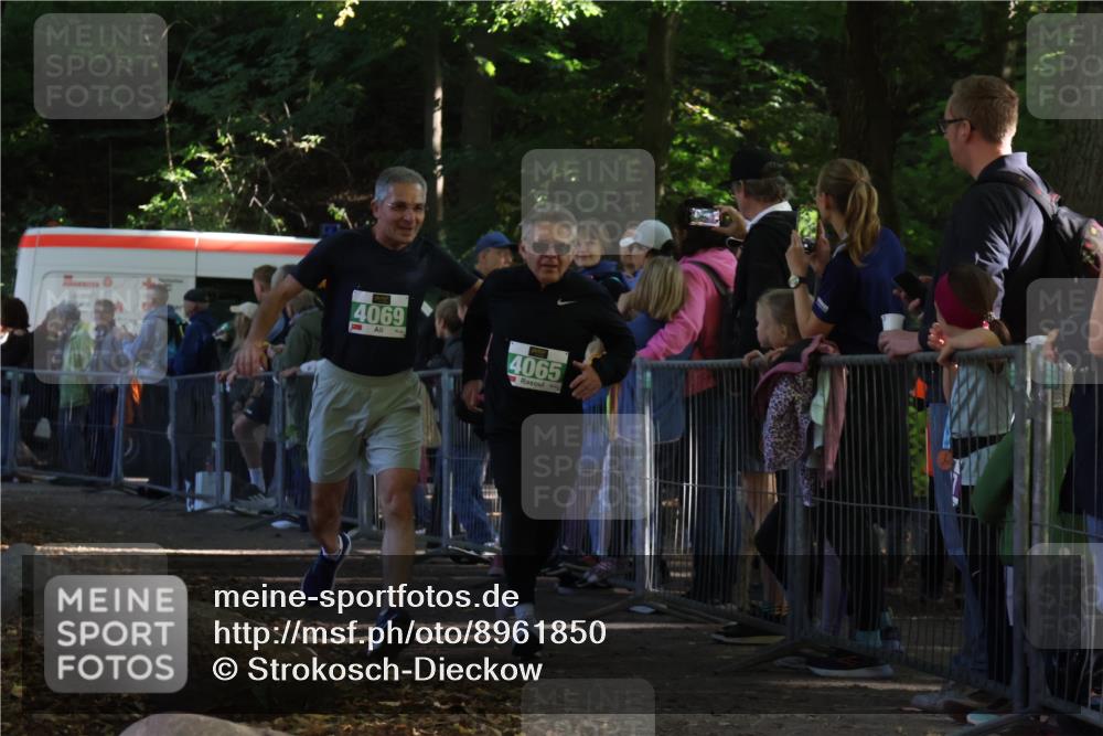 28.09.2025 - 33. Volkslauf durch das schöne Alstertal Strokosch-Dieckow http://msf.ph/oto/8961850 28.09.2025 10:56:47 Ziel 4065, 4069 meine-sportfotos.de