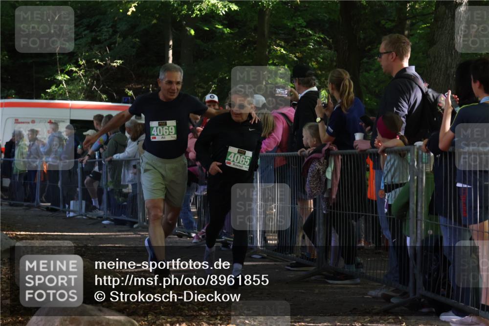 28.09.2025 - 33. Volkslauf durch das schöne Alstertal Strokosch-Dieckow http://msf.ph/oto/8961855 28.09.2025 10:56:47 Ziel 4065, 4069 meine-sportfotos.de