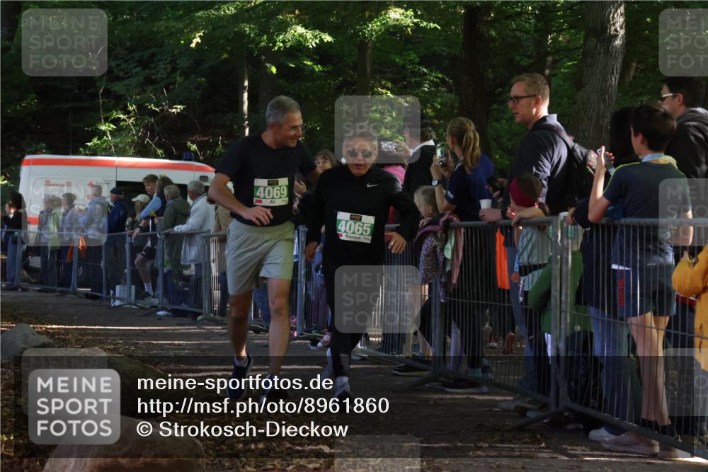 28.09.2025 - 33. Volkslauf durch das schöne Alstertal Strokosch-Dieckow http://msf.ph/oto/8961860 28.09.2025 10:56:47 Ziel 4065, 4069 meine-sportfotos.de
