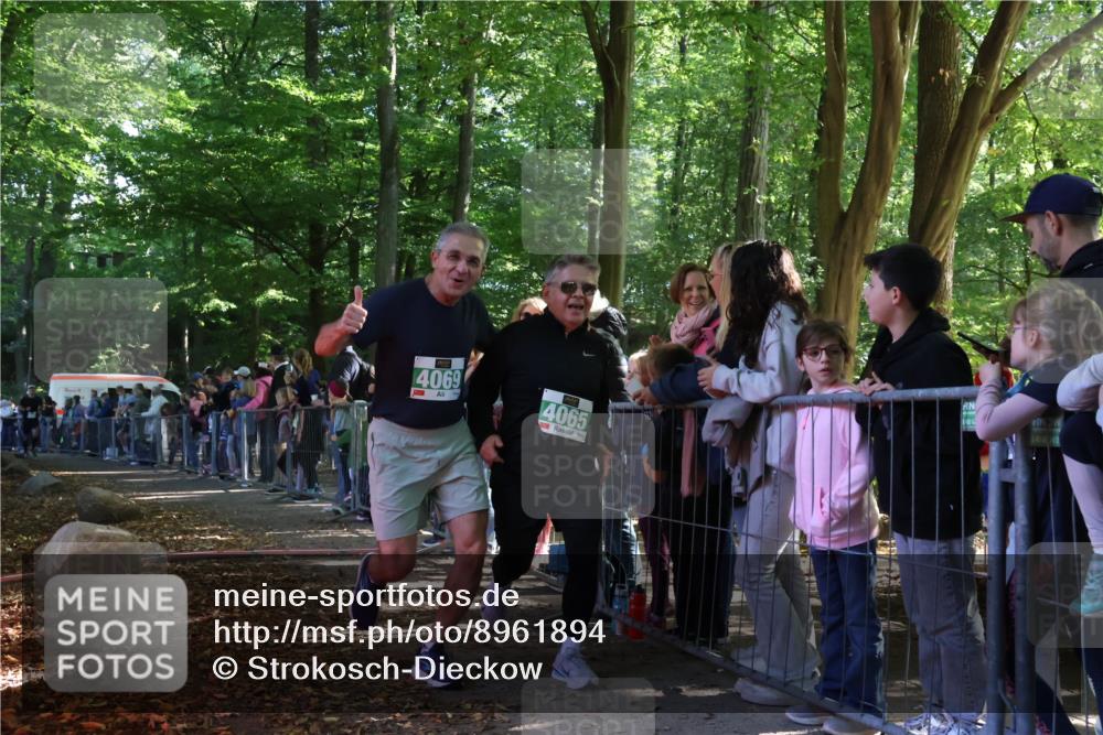 28.09.2025 - 33. Volkslauf durch das schöne Alstertal Strokosch-Dieckow http://msf.ph/oto/8961894 28.09.2025 10:56:50 Ziel 4023, 4048, 4065, 4069 meine-sportfotos.de