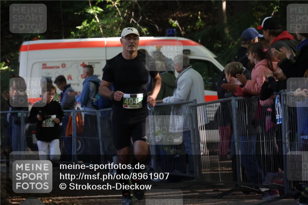 28.09.2025 - 33. Volkslauf durch das schöne Alstertal Strokosch-Dieckow http://msf.ph/oto/8961907 28.09.2025 10:56:53 Ziel 4023, 4048, 4055 meine-sportfotos.de