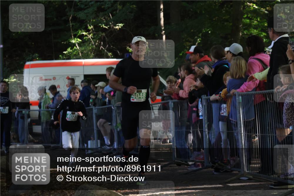 28.09.2025 - 33. Volkslauf durch das schöne Alstertal Strokosch-Dieckow http://msf.ph/oto/8961911 28.09.2025 10:56:54 Ziel 4023, 4048, 4055, 4186 meine-sportfotos.de