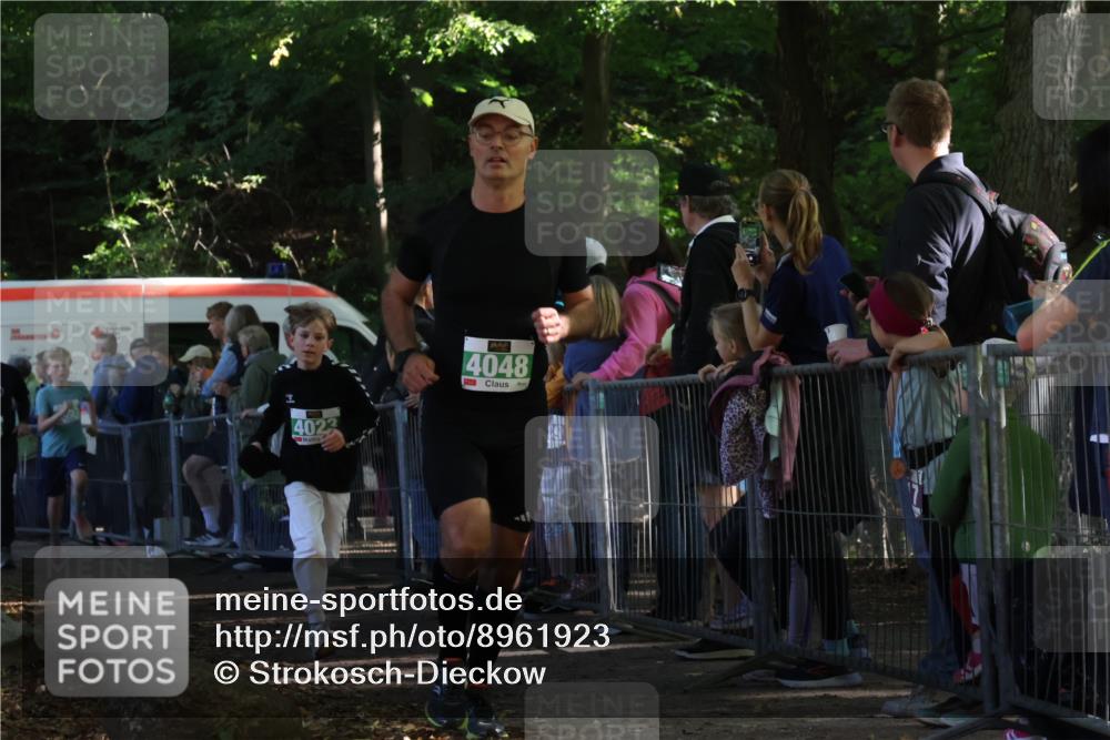 28.09.2025 - 33. Volkslauf durch das schöne Alstertal Strokosch-Dieckow http://msf.ph/oto/8961923 28.09.2025 10:56:56 Ziel 4023, 4048, 4055, 4186, 4187 meine-sportfotos.de