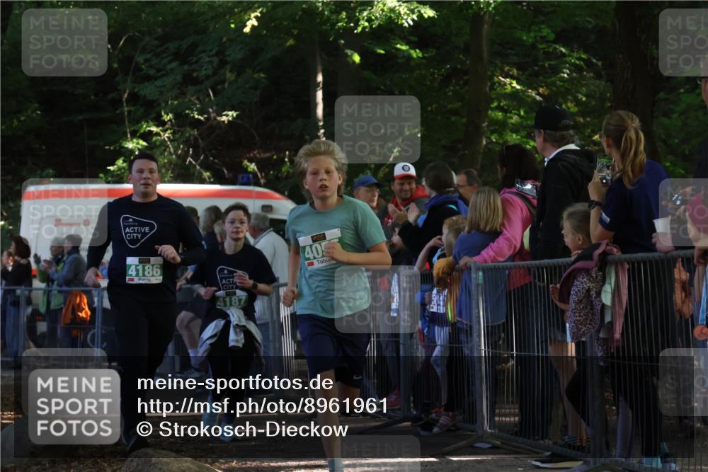 28.09.2025 - 33. Volkslauf durch das schöne Alstertal Strokosch-Dieckow http://msf.ph/oto/8961961 28.09.2025 10:57:00 Ziel 4055, 4186, 4187 meine-sportfotos.de