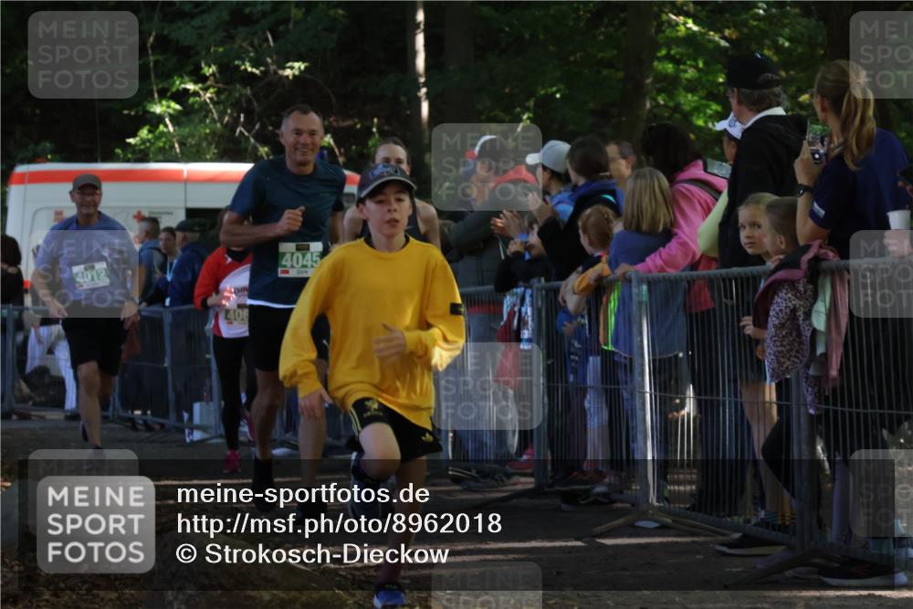 28.09.2025 - 33. Volkslauf durch das schöne Alstertal Strokosch-Dieckow http://msf.ph/oto/8962018 28.09.2025 10:57:06 Ziel 4012, 4032, 4044, 4045, 4060, 4130, 4160 meine-sportfotos.de