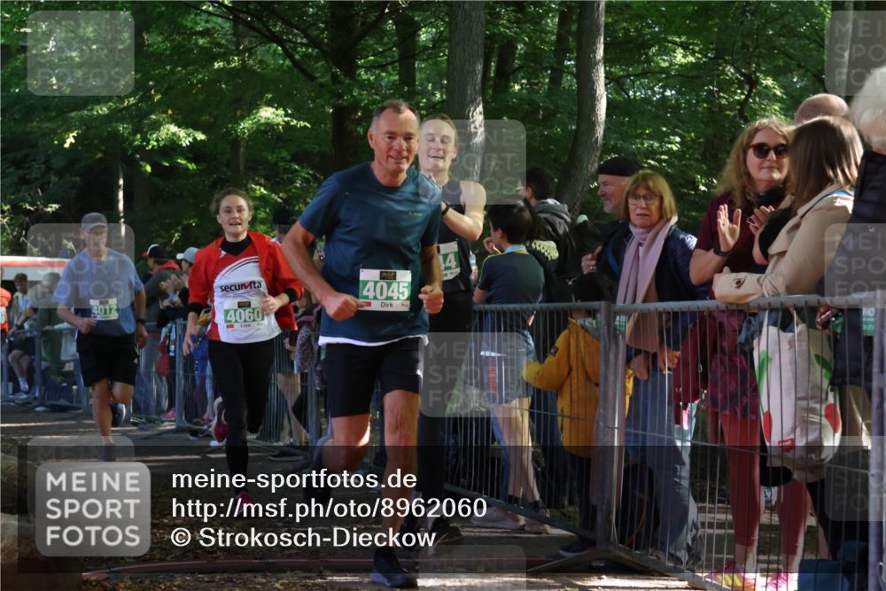 28.09.2025 - 33. Volkslauf durch das schöne Alstertal Strokosch-Dieckow http://msf.ph/oto/8962060 28.09.2025 10:57:10 Ziel 4012, 4032, 4044, 4045, 4060, 4130, 4160 meine-sportfotos.de