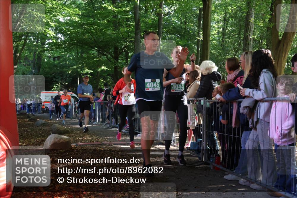 28.09.2025 - 33. Volkslauf durch das schöne Alstertal Strokosch-Dieckow http://msf.ph/oto/8962082 28.09.2025 10:57:11 Ziel 4012, 4032, 4044, 4045, 4060, 4130, 4160 meine-sportfotos.de