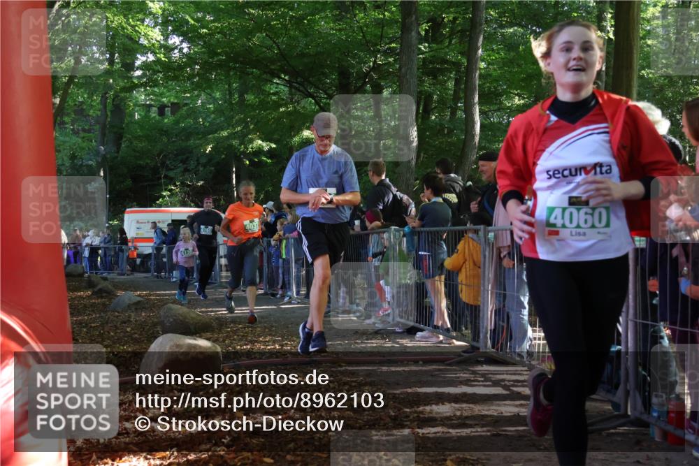 28.09.2025 - 33. Volkslauf durch das schöne Alstertal Strokosch-Dieckow http://msf.ph/oto/8962103 28.09.2025 10:57:12 Ziel 4012, 4032, 4060, 4130, 4160 meine-sportfotos.de