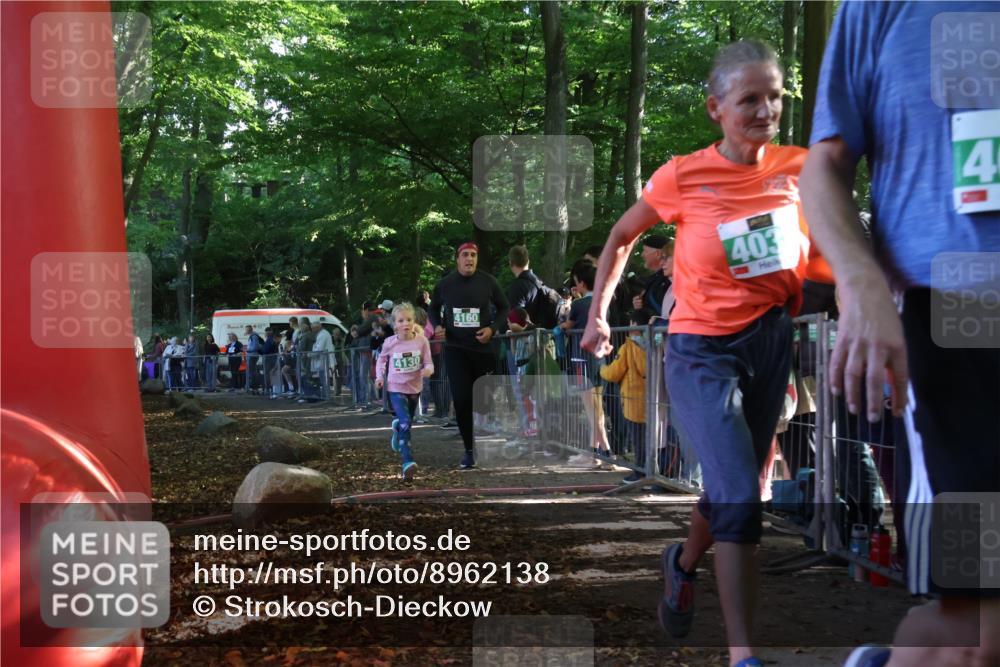 28.09.2025 - 33. Volkslauf durch das schöne Alstertal Strokosch-Dieckow http://msf.ph/oto/8962138 28.09.2025 10:57:14 Ziel 4032, 4130, 4160 meine-sportfotos.de