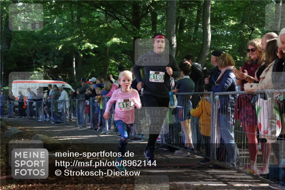 28.09.2025 - 33. Volkslauf durch das schöne Alstertal Strokosch-Dieckow http://msf.ph/oto/8962144 28.09.2025 10:57:15 Ziel 4129, 4130, 4160 meine-sportfotos.de