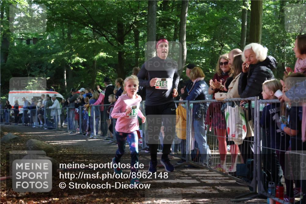 28.09.2025 - 33. Volkslauf durch das schöne Alstertal Strokosch-Dieckow http://msf.ph/oto/8962148 28.09.2025 10:57:15 Ziel 4129, 4130, 4160 meine-sportfotos.de