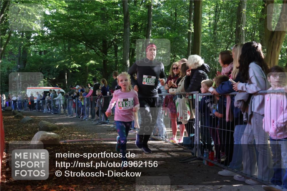 28.09.2025 - 33. Volkslauf durch das schöne Alstertal Strokosch-Dieckow http://msf.ph/oto/8962156 28.09.2025 10:57:15 Ziel 4129, 4130, 4160 meine-sportfotos.de