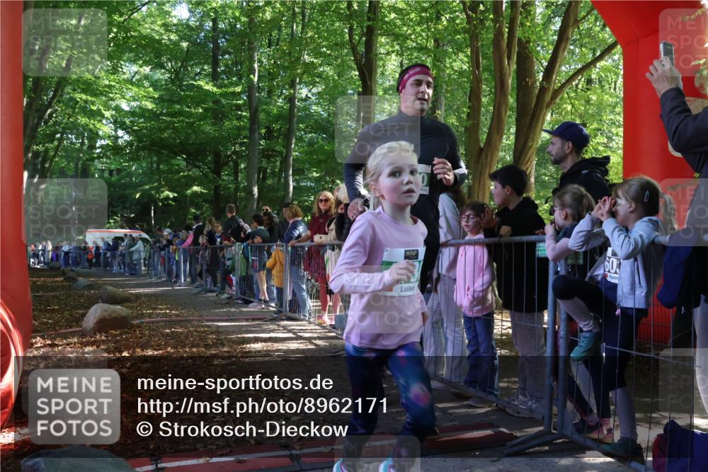 28.09.2025 - 33. Volkslauf durch das schöne Alstertal Strokosch-Dieckow http://msf.ph/oto/8962171 28.09.2025 10:57:16 Ziel 4129, 4130, 4160 meine-sportfotos.de