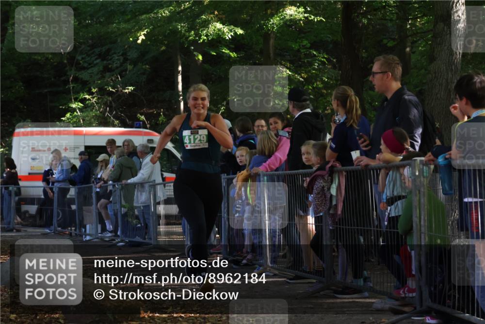 28.09.2025 - 33. Volkslauf durch das schöne Alstertal Strokosch-Dieckow http://msf.ph/oto/8962184 28.09.2025 10:57:23 Ziel 4080, 4125, 4129 meine-sportfotos.de
