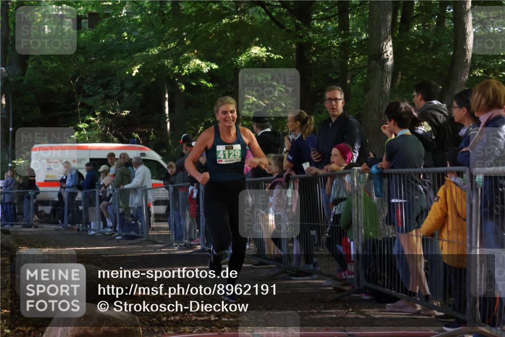 28.09.2025 - 33. Volkslauf durch das schöne Alstertal Strokosch-Dieckow http://msf.ph/oto/8962191 28.09.2025 10:57:23 Ziel 4080, 4125, 4129 meine-sportfotos.de