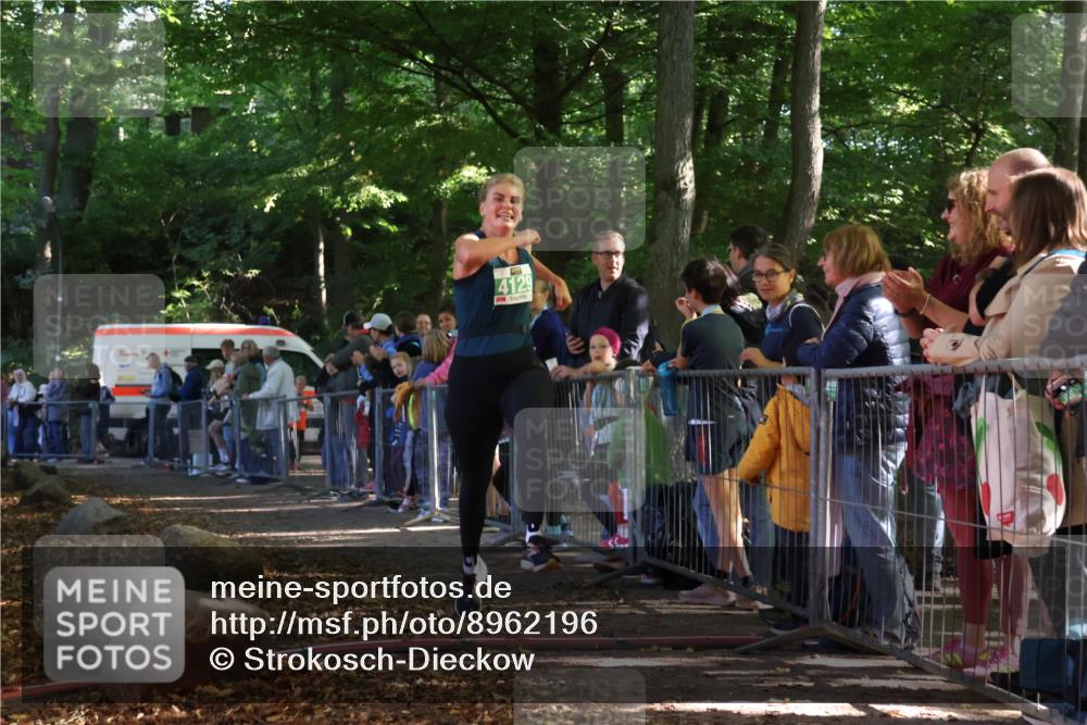 28.09.2025 - 33. Volkslauf durch das schöne Alstertal Strokosch-Dieckow http://msf.ph/oto/8962196 28.09.2025 10:57:24 Ziel 4080, 4125, 4129 meine-sportfotos.de