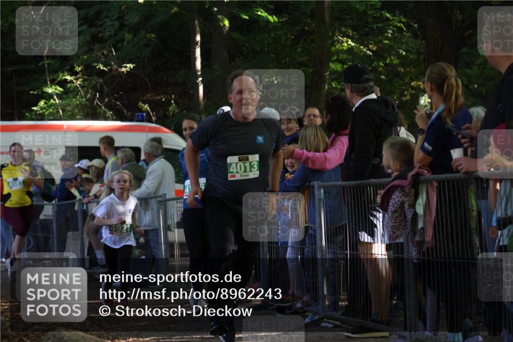 28.09.2025 - 33. Volkslauf durch das schöne Alstertal Strokosch-Dieckow http://msf.ph/oto/8962243 28.09.2025 10:57:33 Ziel 4013, 4080, 4087, 4088, 4119, 4125, 4126, 4920, 4921 meine-sportfotos.de