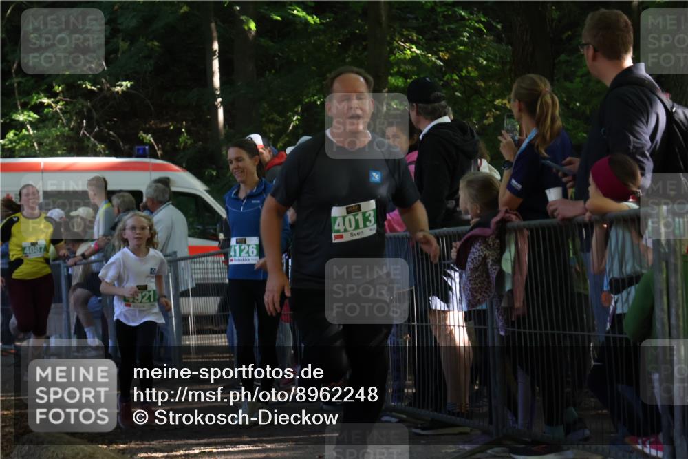 28.09.2025 - 33. Volkslauf durch das schöne Alstertal Strokosch-Dieckow http://msf.ph/oto/8962248 28.09.2025 10:57:33 Ziel 4013, 4080, 4087, 4088, 4119, 4125, 4126, 4920, 4921 meine-sportfotos.de