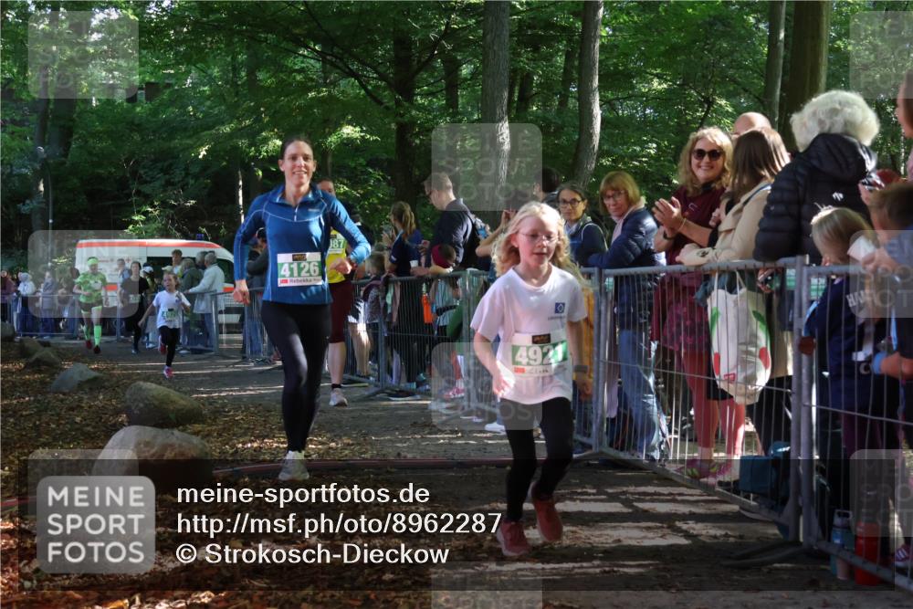 28.09.2025 - 33. Volkslauf durch das schöne Alstertal Strokosch-Dieckow http://msf.ph/oto/8962287 28.09.2025 10:57:36 Ziel 4013, 4087, 4088, 4119, 4126, 4920, 4921 meine-sportfotos.de