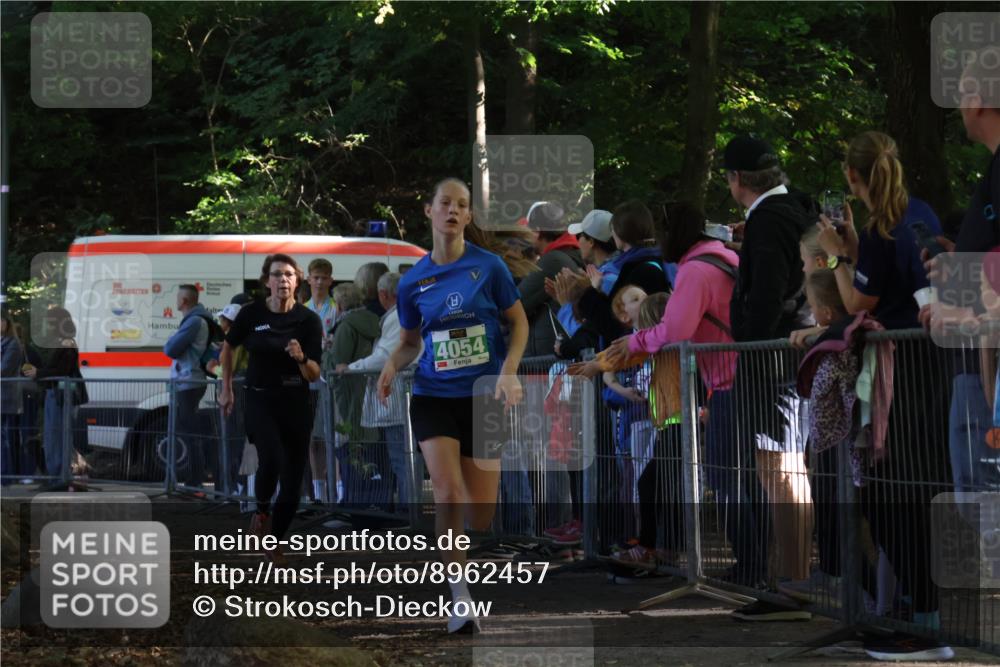 28.09.2025 - 33. Volkslauf durch das schöne Alstertal Strokosch-Dieckow http://msf.ph/oto/8962457 28.09.2025 10:57:54 Ziel 4054, 4076 meine-sportfotos.de