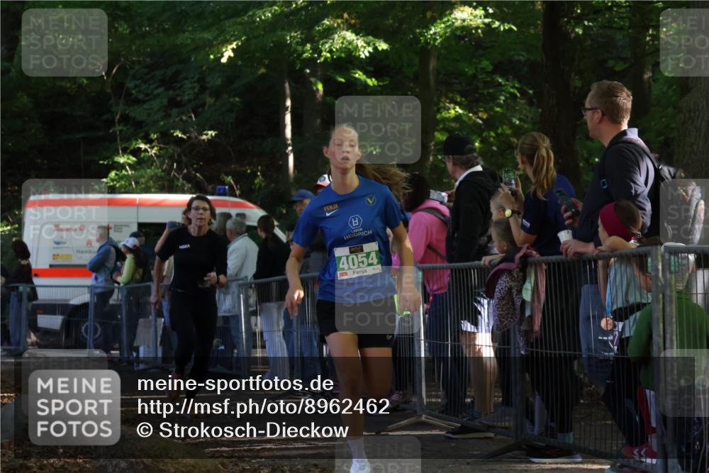 28.09.2025 - 33. Volkslauf durch das schöne Alstertal Strokosch-Dieckow http://msf.ph/oto/8962462 28.09.2025 10:57:55 Ziel 4054, 4076 meine-sportfotos.de