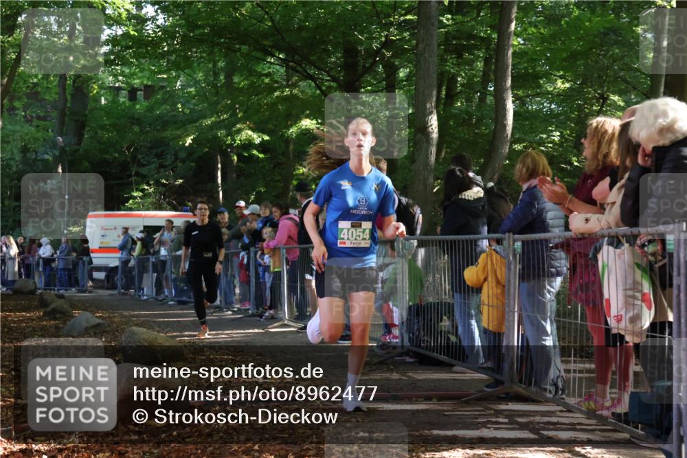 28.09.2025 - 33. Volkslauf durch das schöne Alstertal Strokosch-Dieckow http://msf.ph/oto/8962477 28.09.2025 10:57:56 Ziel 4054, 4076 meine-sportfotos.de