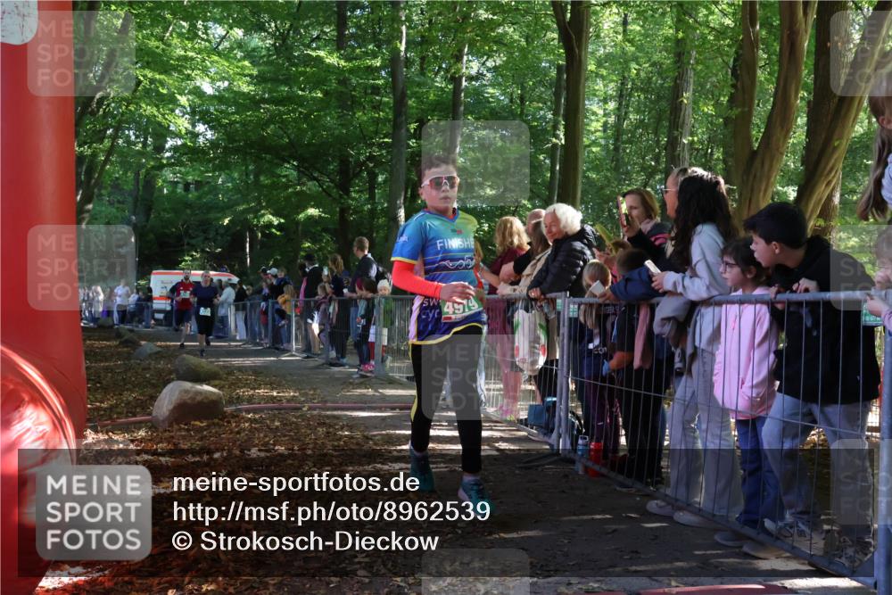 28.09.2025 - 33. Volkslauf durch das schöne Alstertal Strokosch-Dieckow http://msf.ph/oto/8962539 28.09.2025 10:58:09 Ziel 4090, 4091, 4105, 4122, 4123, 4156, 4919 meine-sportfotos.de