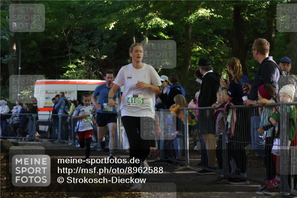 28.09.2025 - 33. Volkslauf durch das schöne Alstertal Strokosch-Dieckow http://msf.ph/oto/8962588 28.09.2025 10:58:15 Ziel 4090, 4091, 4105, 4122 meine-sportfotos.de