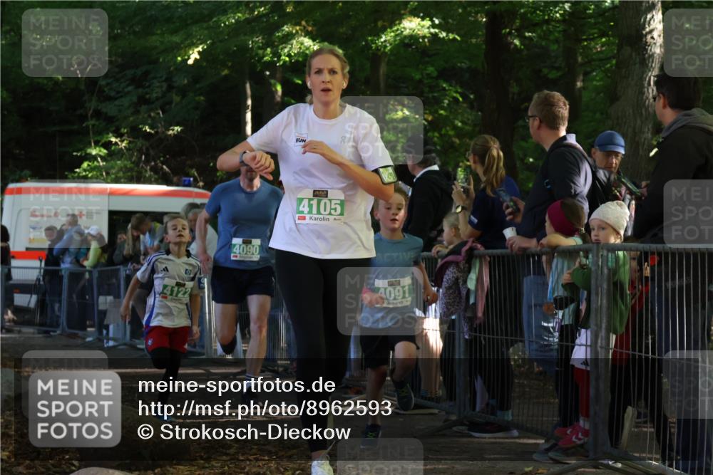 28.09.2025 - 33. Volkslauf durch das schöne Alstertal Strokosch-Dieckow http://msf.ph/oto/8962593 28.09.2025 10:58:16 Ziel 4090, 4091, 4105, 4122 meine-sportfotos.de